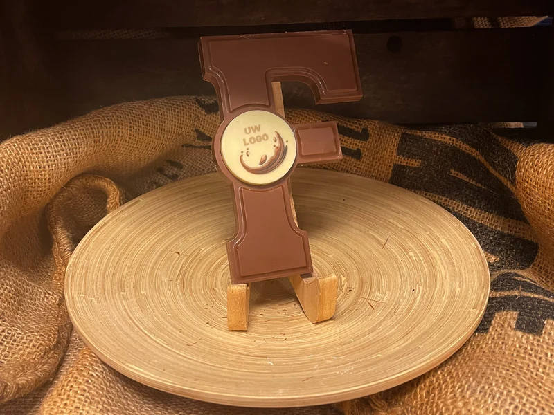 Chocoladeletter F met logo