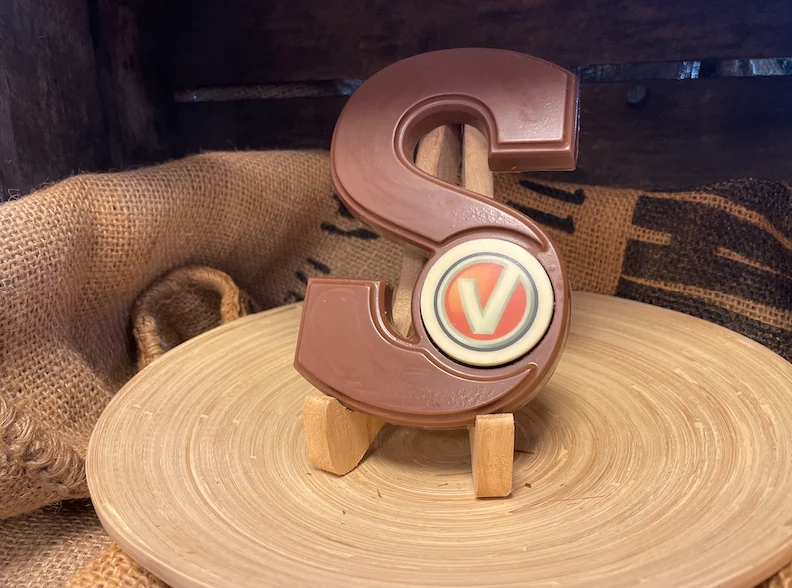 Chocoladeletter S met logo