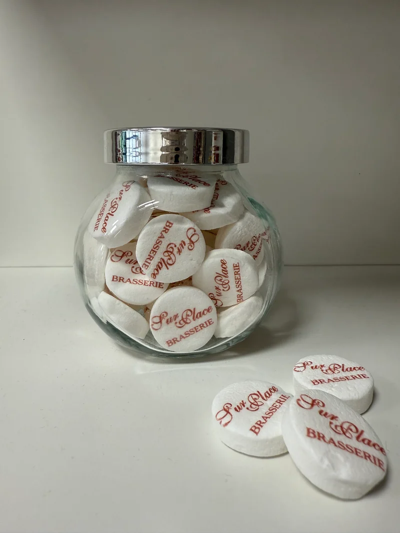 Bedrukte pepermuntjes met logo in glazen snoeppotje