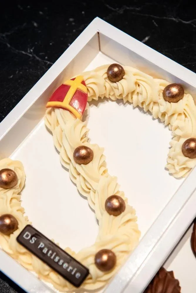 Handgespoten chocoladeletter wit (ALLEEN AFHALEN)