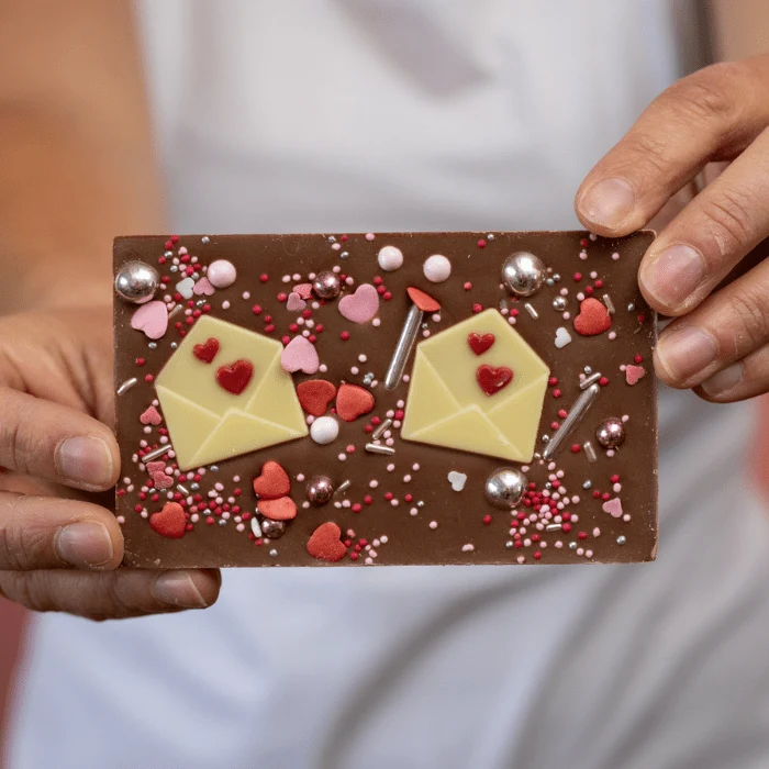 Valentijns chocoladereep per post.