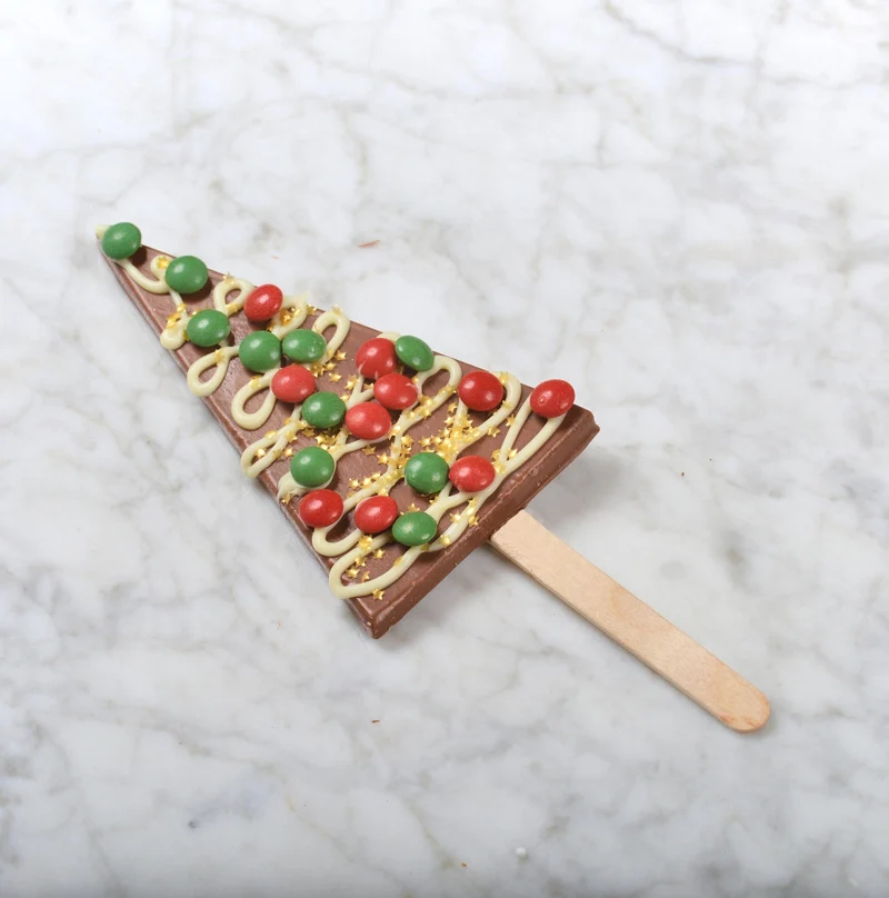 Kerstboom op stokje - melkchocolade met smarties