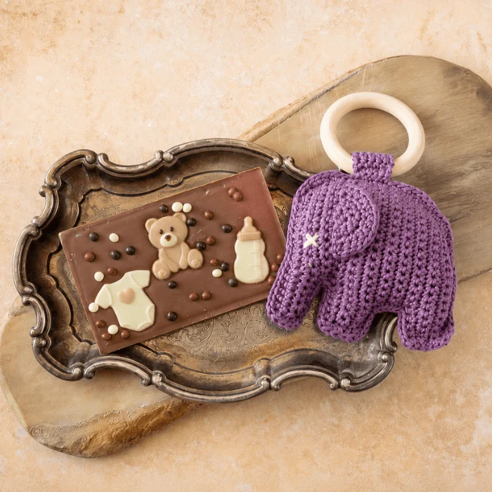 Kraamcadeau | Chocolade + rammelaar