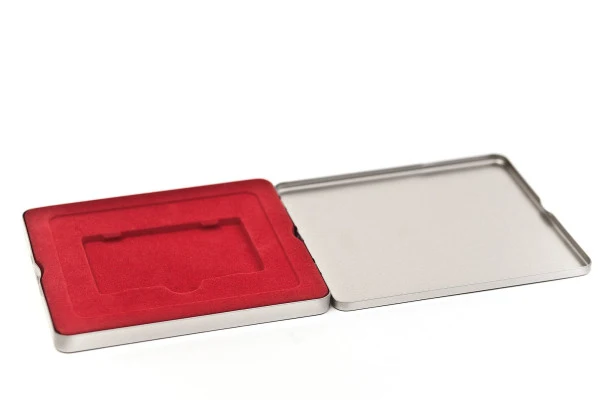 MDT 006 red Voucher box met scharnierdeksel 140x125 mm – luxe presentatie met rode inlay