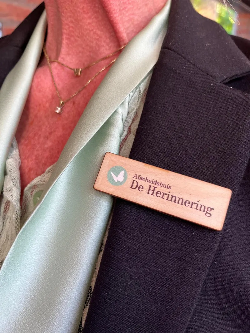 Houten badge op maat met magneetsluiting