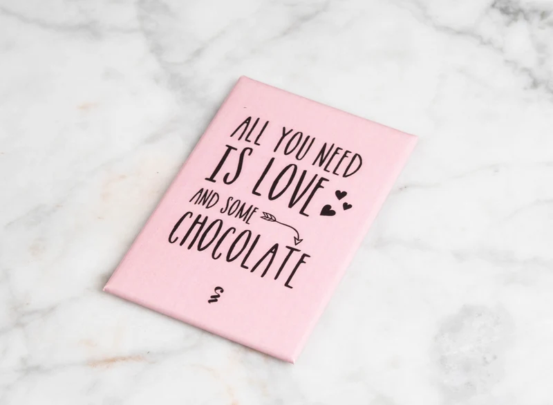 Magneet met quote: all you need is love and some chocolate