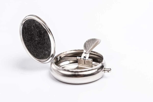 TA 002 Reis Asbak – Compacte Metalen Pocket Asbak