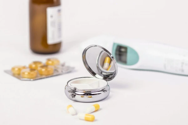 PD 005 Pillendoosje – Rond Metalen Medicijndoosje met 3 Vakken