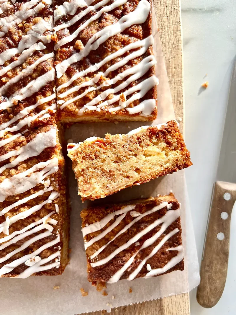 Apple Cinnamon Streusel Traybake