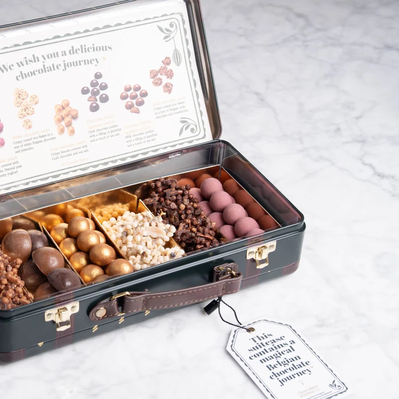 Blikken koffer gevuld met chocolade