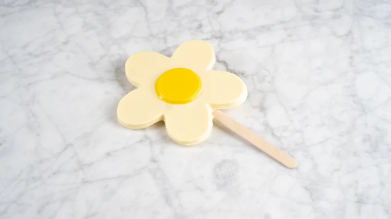 Bloemetje chocolade groot wit op stokje