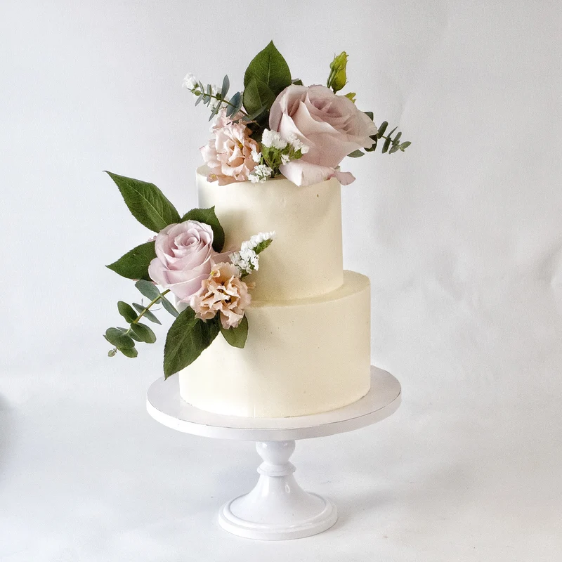 Taart met verse bloemen