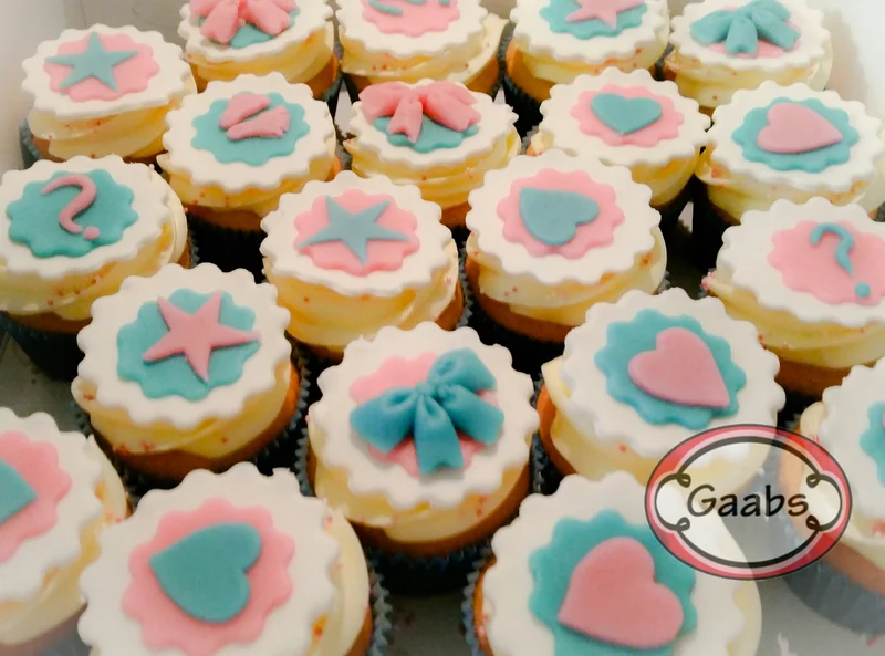 Cupcake met toef en marsepeinplaatje