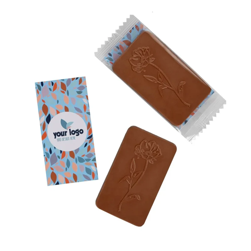 Een Verfijnd Chocoladekoekje met Elegante Bloemgravure