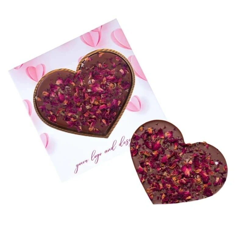 Chocoladehart met rozenblaadjes in eigen verpakking